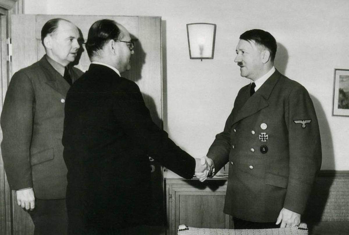 Subhas Chandra Bose meeting Hitler in East Prussia, Germany. Interpreter Paul Schmidt is on the left, 1942.