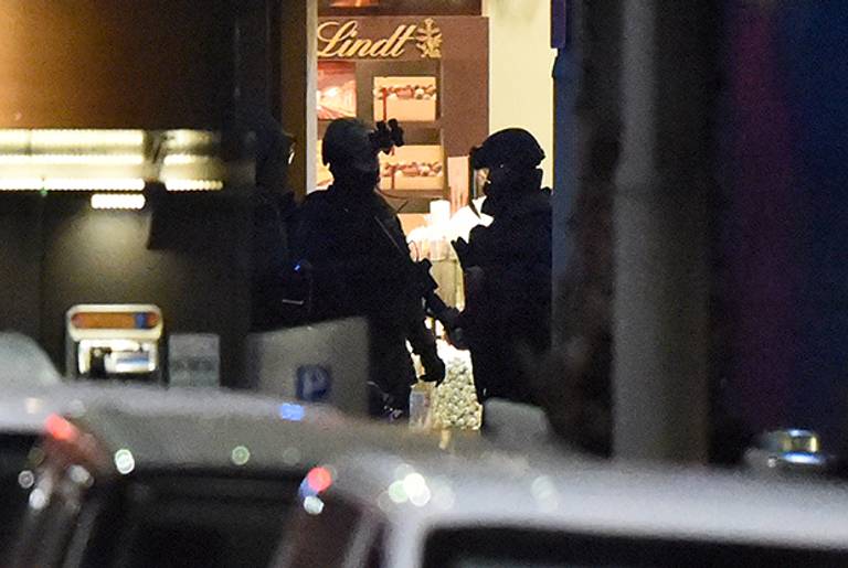 Police enter a cafe after a hostage siege in the central business district of Sydney on December 16, 2014. (WILLIAM WEST/AFP/Getty Images)