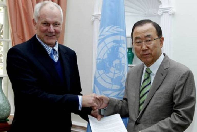 Professor Ake Sellstrom, head of the chemical weapons team working in Syria, handing over the report on the Al-Ghouta massacre to Secretary-General Ban Ki-moon. (United Nations)