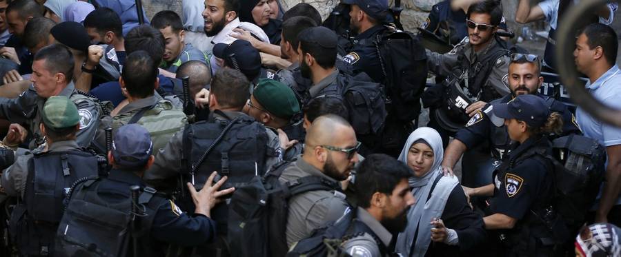 Israeli security forces block Palestinians at an entrance of the Al-Aqsa Mosque compound in Jerusalem, July 26, 2015. 