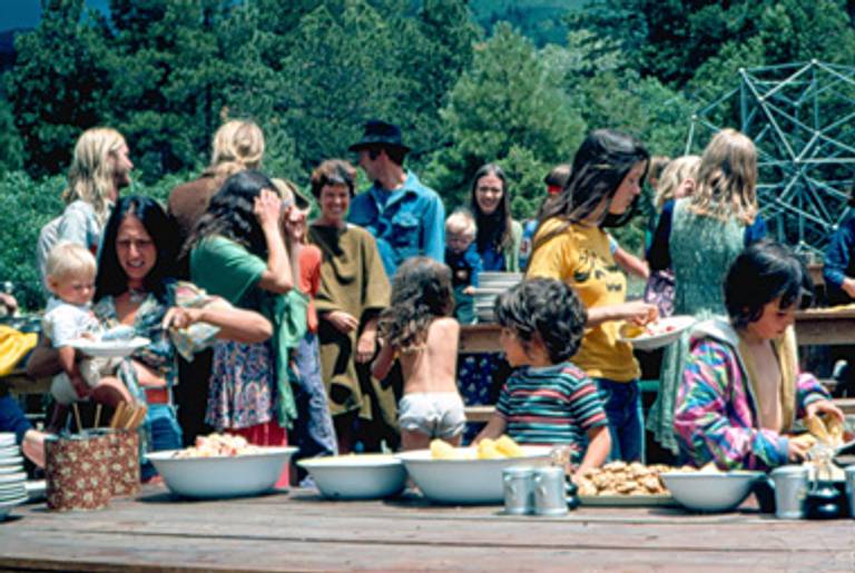 Lunch at the Lama Foundation, Summer 1976.(Courtesy of Mark Shechner)