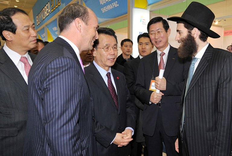 Rabbi Osher Litzman, right, meets Han Seung-soo, then Korea's prime minister, in Seoul in 2009.(Courtesy Rabbi Osher Litzman)