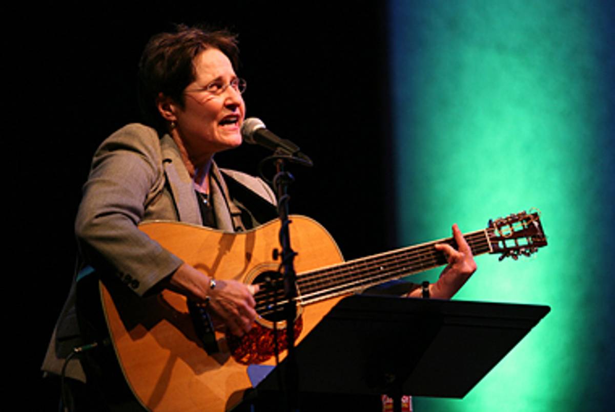 Debbie Friedman performing for the Union for Reform Judaism in 2005.(Michael Fox)