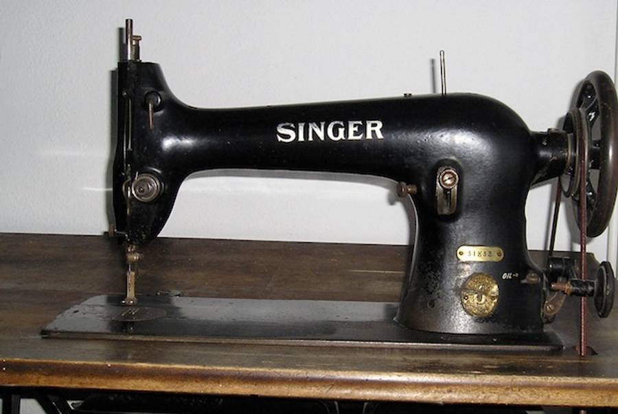 Singer Sewing Machine(Wikipedia)