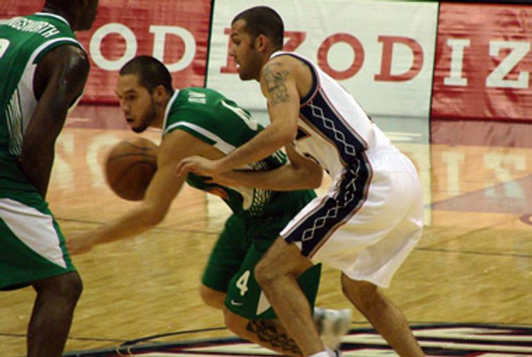 Jordan Farmar guarding a Haifa player.(Ron Kaplan/NJJN)