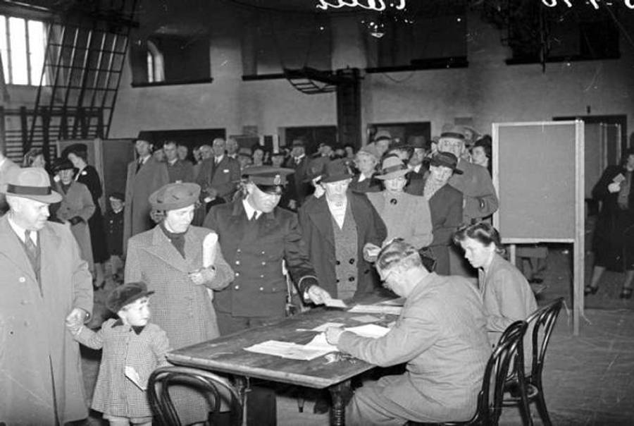 A Polling Station in Sweden in 1940(Wikipedia)