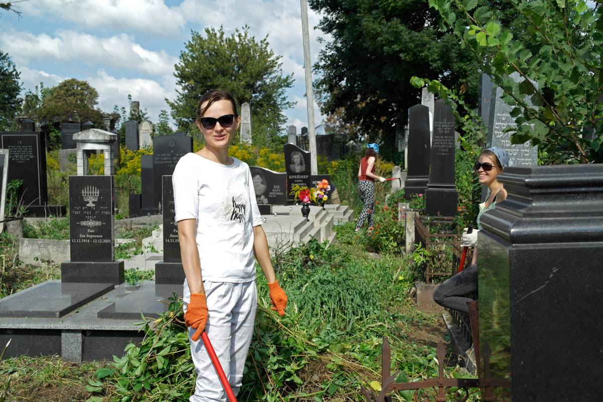 Volunteers from SVIT Ukraine clearing up the Chernivtsi Jewish cemetery this past summer. Lesia Tymchenko (front), Olga Atonova (right), both from Ukraine, and Maria-Philippa Wieckowski (back), from France. (Photo: Christian Herrmann)