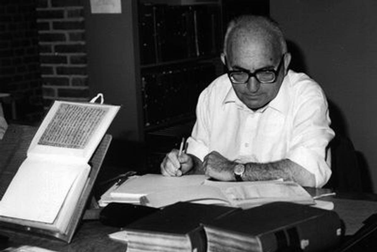 Moshe Gil working in the early 1980s. (Cambridge University Library)