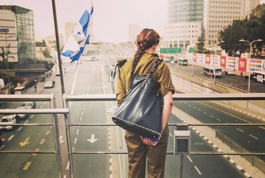 An Israeli Soldier Marks a Silent Moment for Yom Hashoah(Instagram)