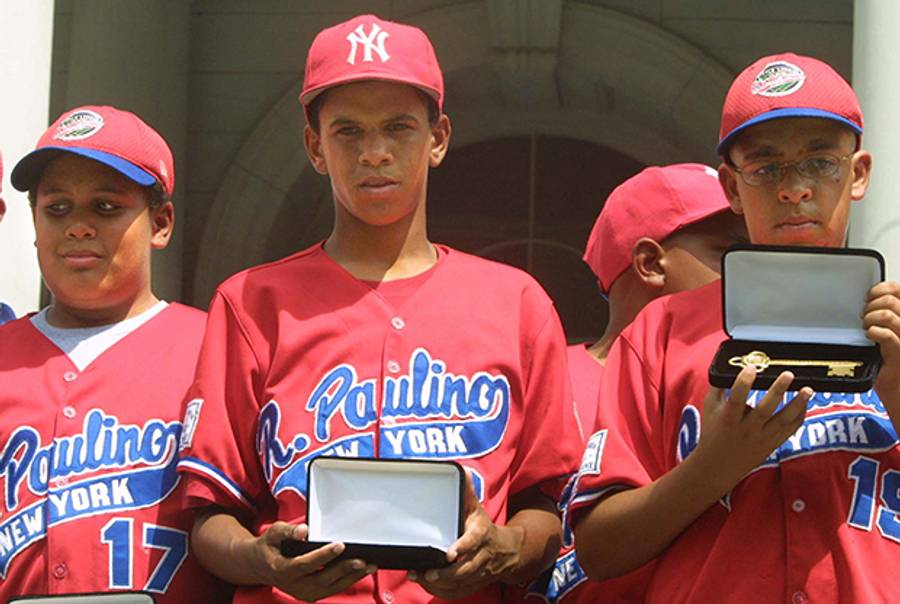 Danny Almonte (C) and other members of the Rolando Paulino All-Stars Bronx Little League baseball team hold their keys to the city during a ceremony honoring the team August 28, 2001 in New York City.(Mario Tama/Getty Images)