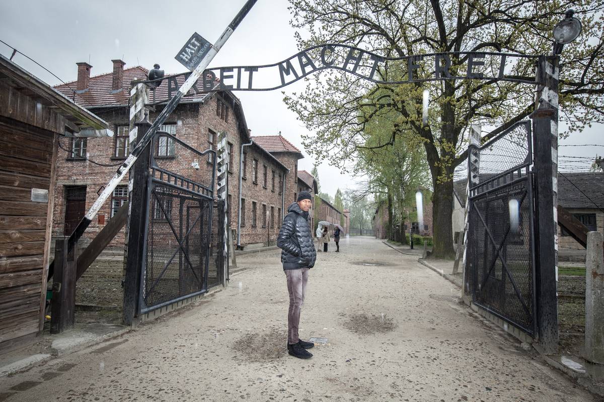 Ray Allen at the entrance of Auschwitz. (Image by Elan Kawesch)