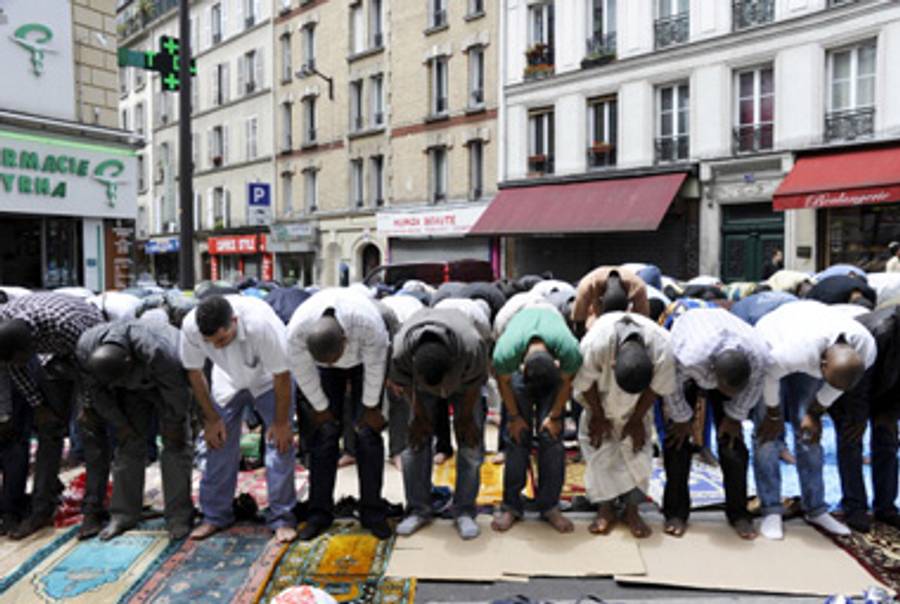 An overflow crowd of Muslims praying in Paris.(Miguel Medina/AFP/Getty Images)