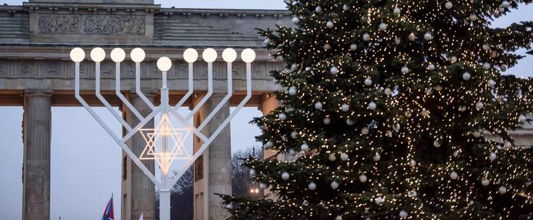 A giant candelabrum Menorah is lit in front of Brandenburg Gate to commemorate the victims, among them Israeli woman Dalia Elyakim, of the truck attack at the Christmas Market in Berlin, December 22, 2016. 