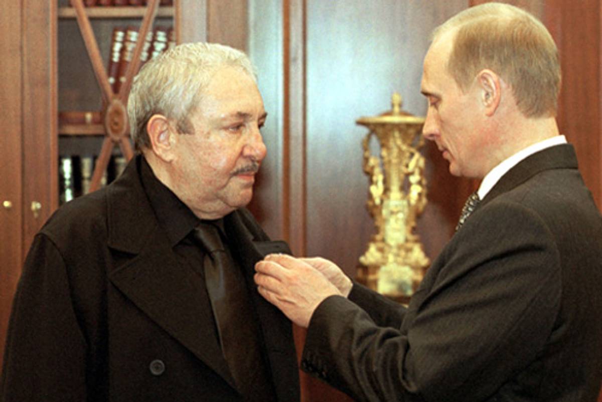 Ernst Neizvestny receives the Order of Honor from Vladimir Putin, October 2000. (Wikimedia)