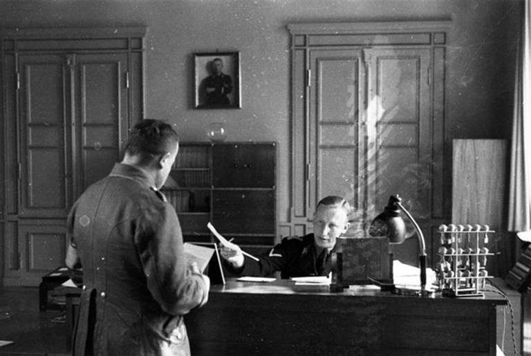 Heydrich in his office, 1934.(Deutsches Bundesarchiv)