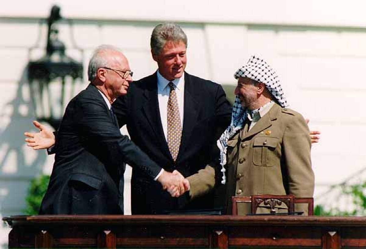(L to R): Yitzhak Rabin, Bill Clinton, and Yasser Arafat during the Oslo Accords, September 13, 1993. (Wikimedia)