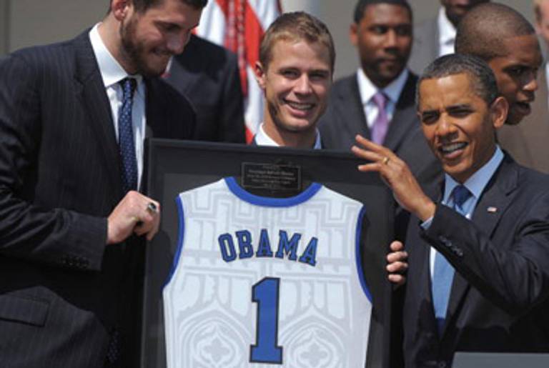 Scheyer (C) presents President Obama with a jersey in May.(Mandel Nga/AFP/Getty Images)