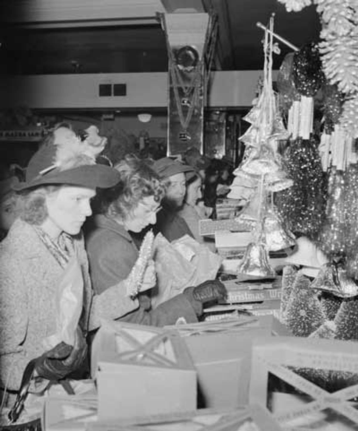 Christmas shopping in Woolworth’s five and ten cent store, Washington, D.C., 1941.(Photo: John Collier/Library of Congress)