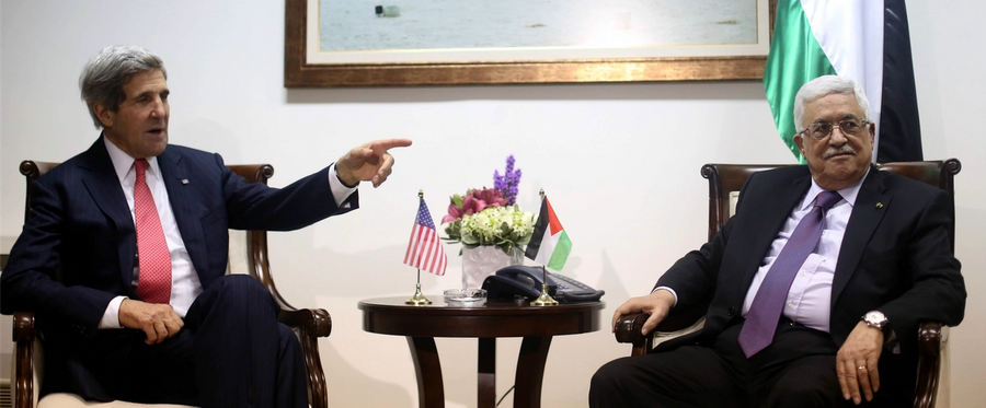 Palestinian president Mahmoud Abbas (R) meets with U.S. Secretary of State John Kerry in Ramallah, December 12, 2013. 