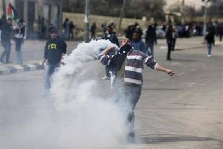 Palestinians Riot Outside Ofer Prison in the West Bank(AP)