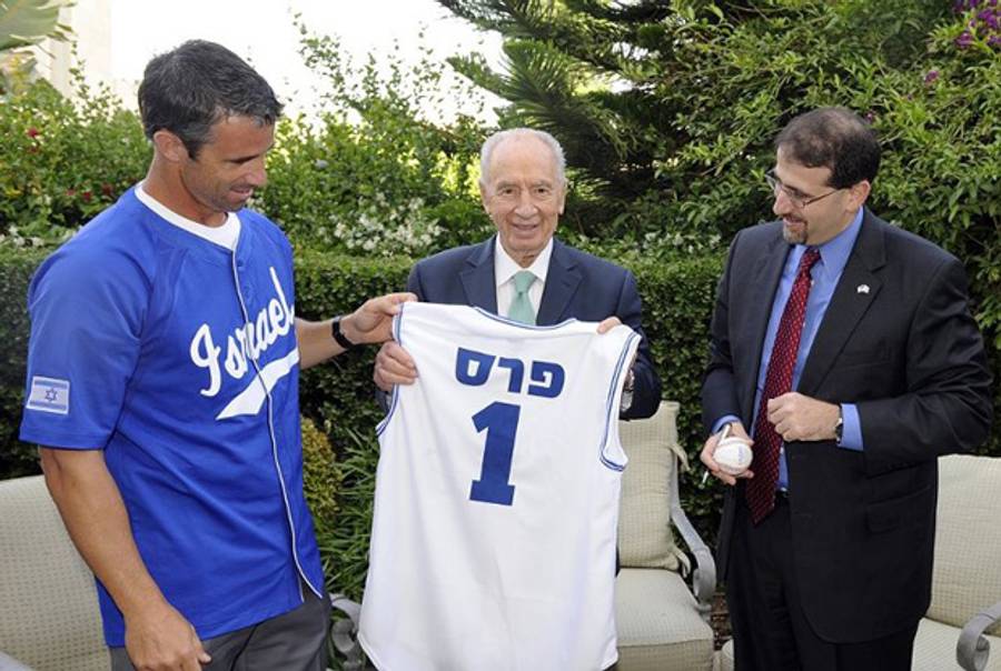 From left: Brad Ausmus; President Peres; Ambassador Shapiro.(Ambassador Dan Shapiro/Facebook)