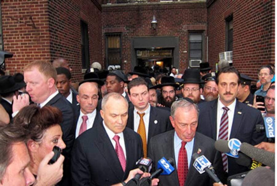 Mayor Bloomberg and Commissioner Kelly outside the Kletzkys’ building yesterday.(Eli Wohl/Vos Iz Neias?)