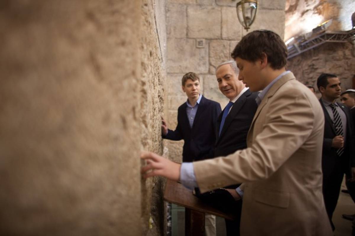 Israeli Prime Minister Benjamin Netanyahu prays with his sons Yair and Avner at the Western Wall on January 22, 2013. (Uriel Sinai / Stringer)