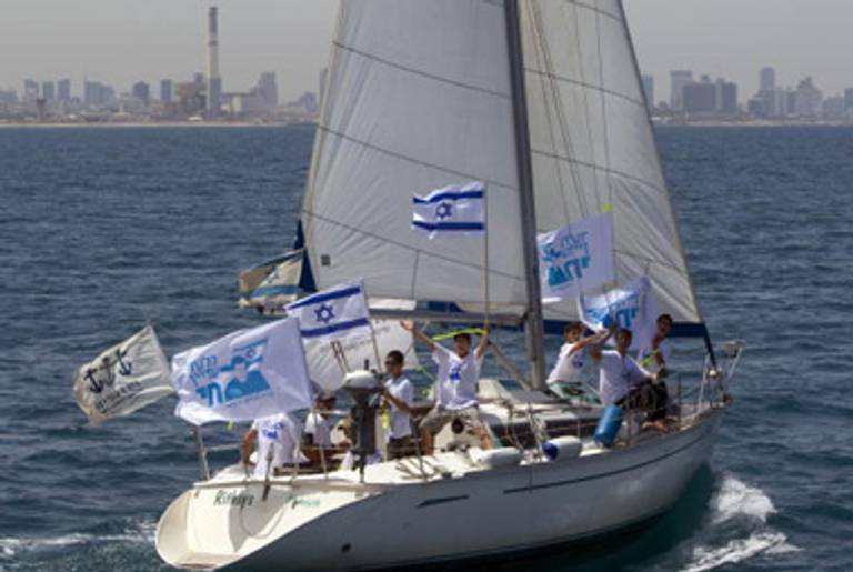 An Israeli boat flying flags in support.(Jack Guez/AFP/Getty Images)