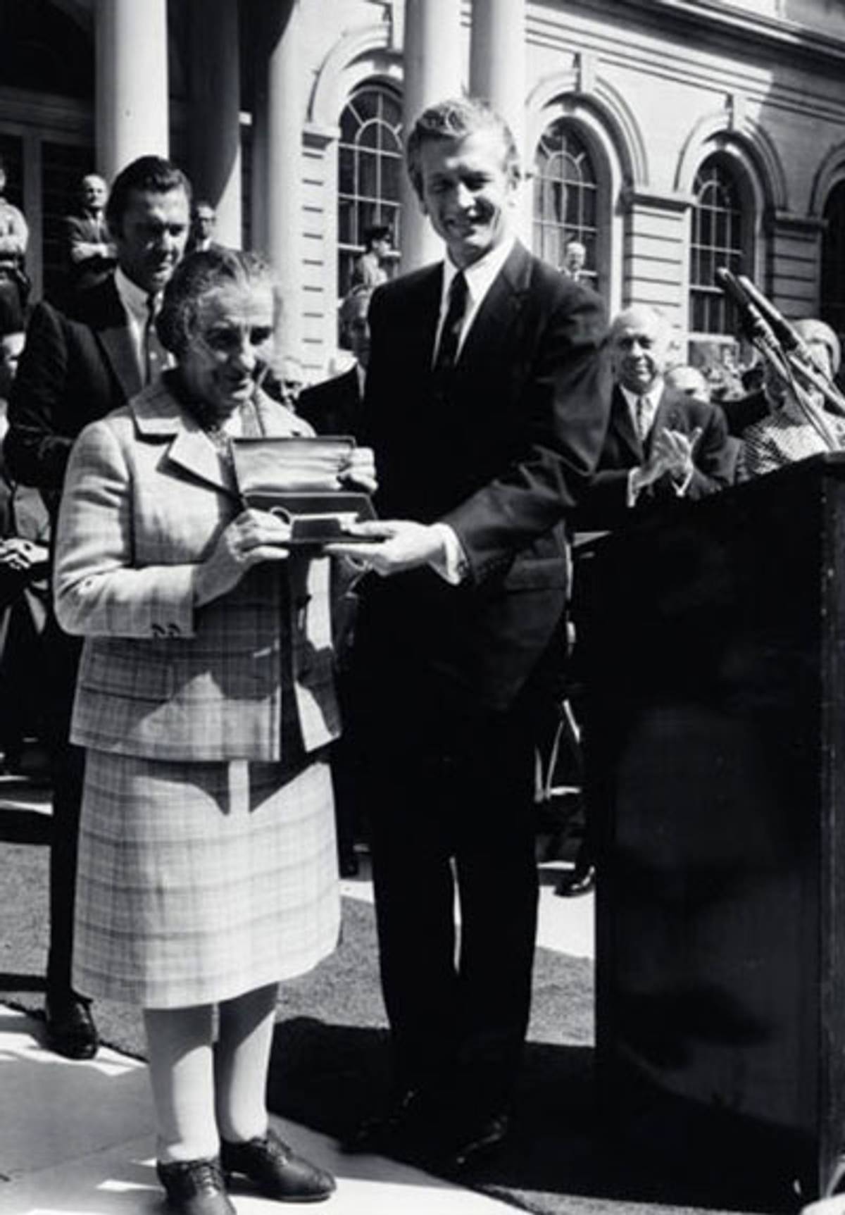 Golda Meir receiving the key to the city from John V. Lindsay, 1969.(Golda Meir Collection 1904-1987/University of Wisconsin-Milwaukee Libraries)