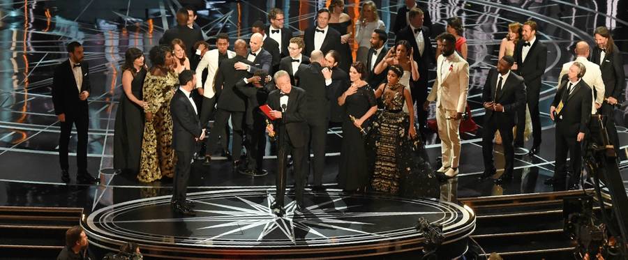 The casts of 'Moonlight' and ''La La Land' onstage after presenter Warren Beatty (C) read the wrong announcement for Best Picture at the 89th Academy Awards in Hollywood, California, February 26, 2017. 
