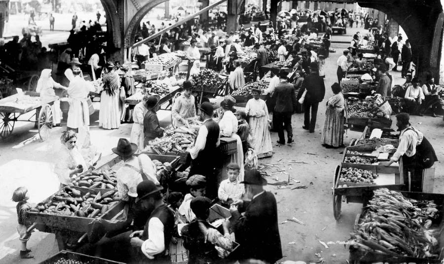 Lower East Side pushcart market, between 1908 and 1916