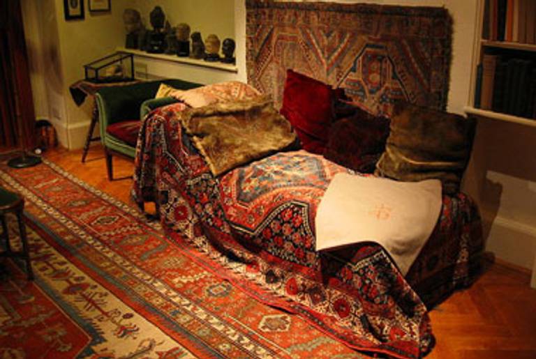 Freud's couch(Wikimedia Commons)