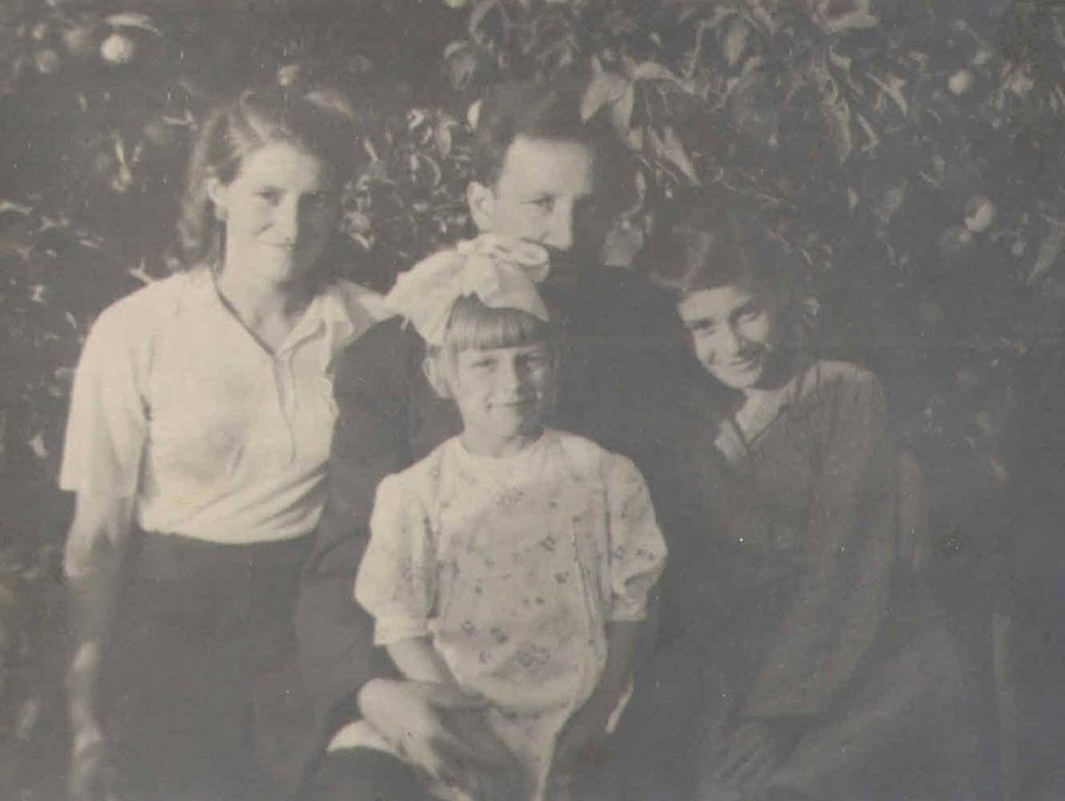 Pechersky with his daughter Eleonora (far right), wife Olga Kotova and stepdaughter Tatiana, second half of the 1940s