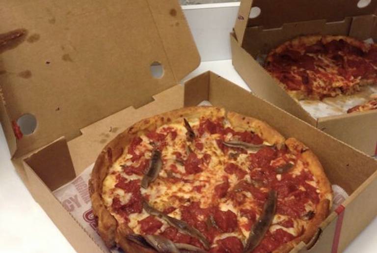 Deep Dish Pizza With Dead Fish Sent to the Daily Show by Rahm Emanuel(Twitter)
