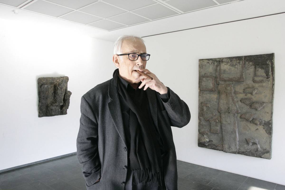 Hans Josephsohn pictured with this own reliefs in 2005