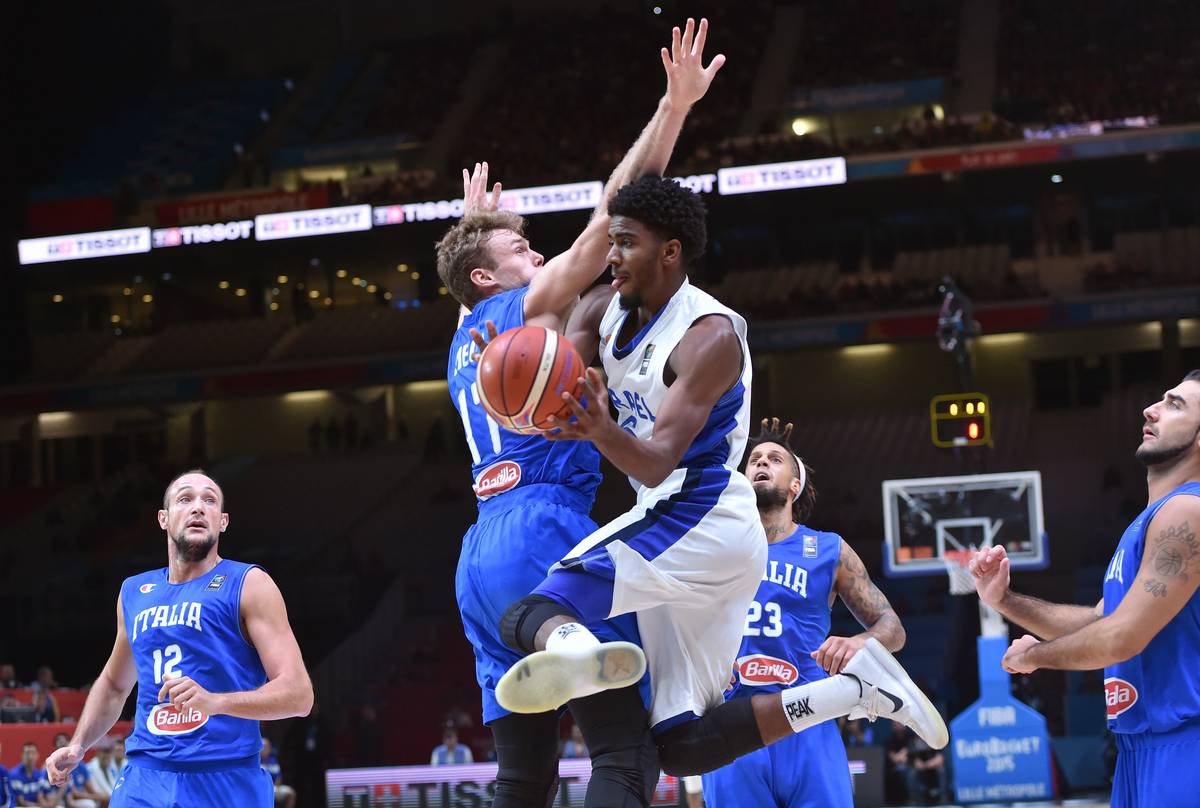 Italy’s power forward Nicolo Melli (C-L) defends Israel’s Shawn Dawson (C-R) during a EuroBasket 2015 matchup in Lille, France, September 13, 2015. (Philippe Huguen/AFP/Getty Images)