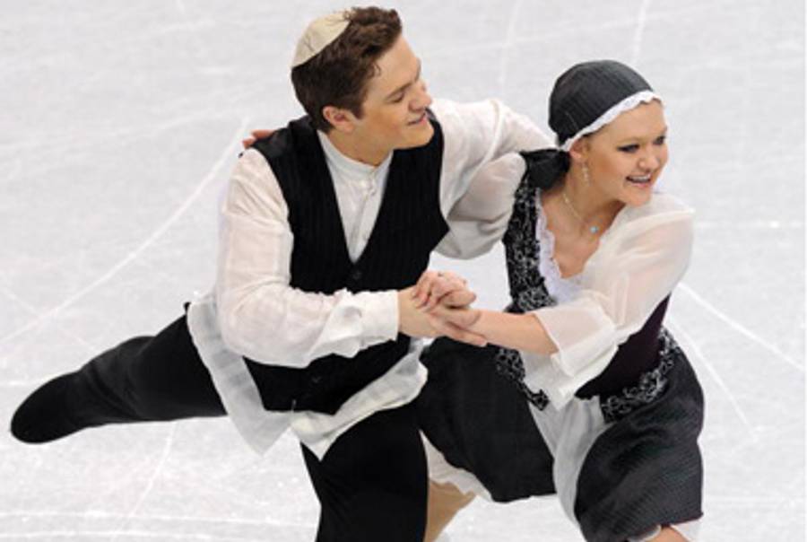 The Zaretskys skating last night.(Dimitar Dilkoff/AFP/Getty Images)