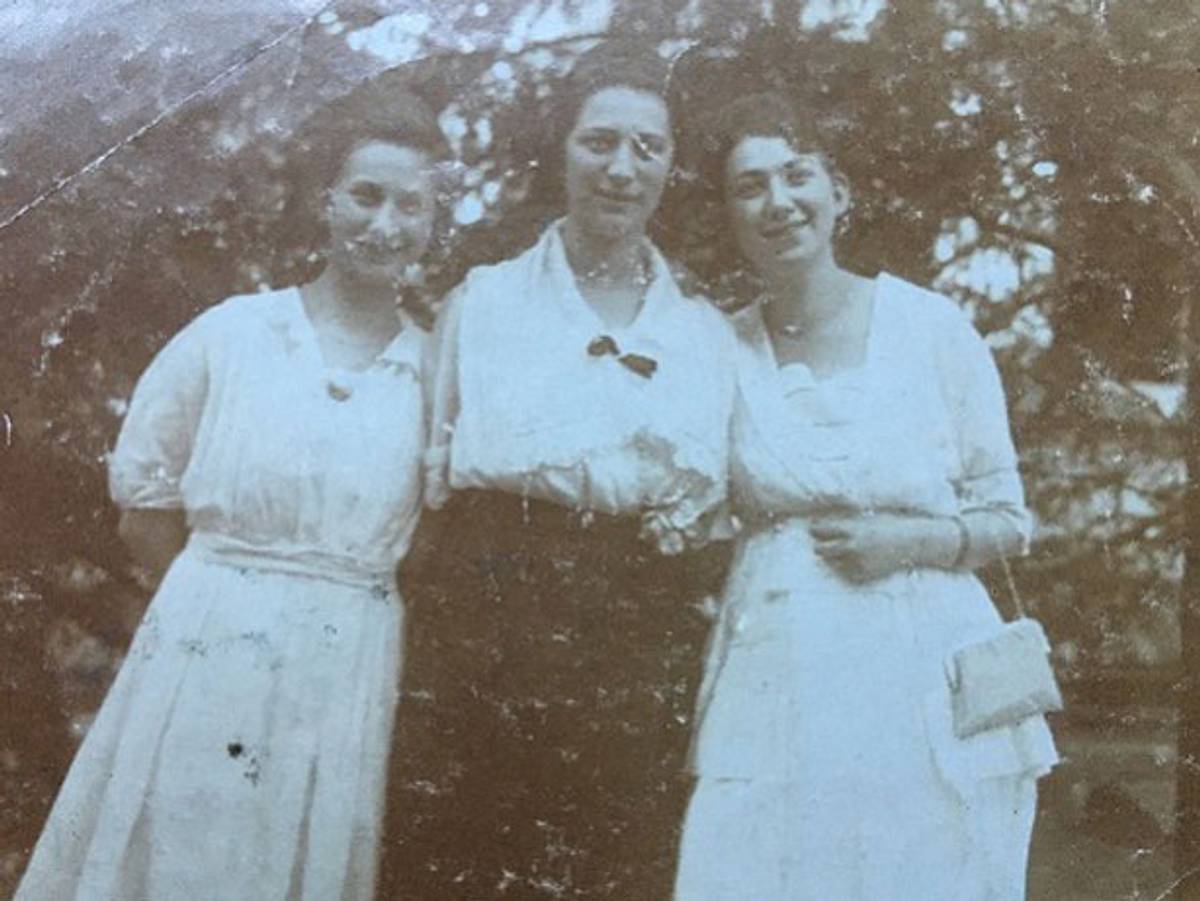 Irma Rosenstiel with her two sisters, Paris, 1920