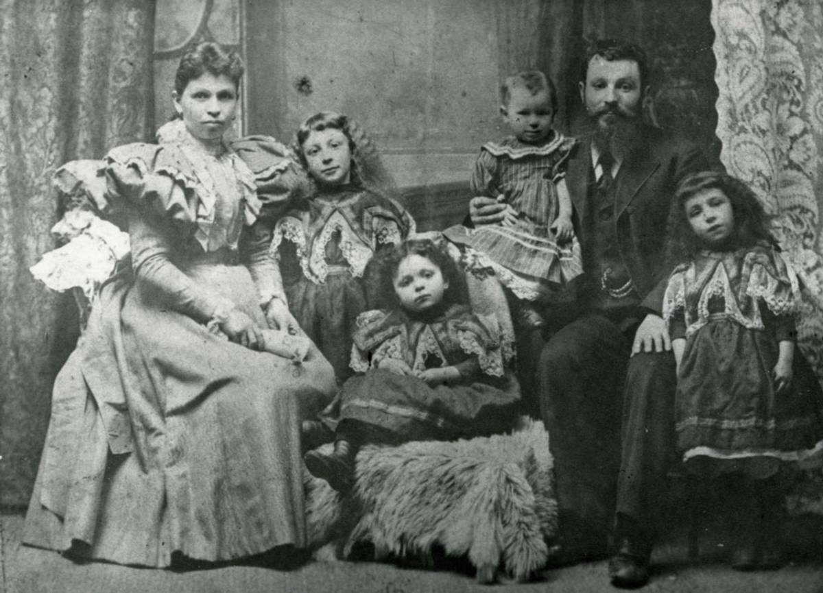 Rottenberg Family, Toronto, 1897. (Image courtesy Ontario Jewish Archives, Blankenstein Family Heritage Center)
