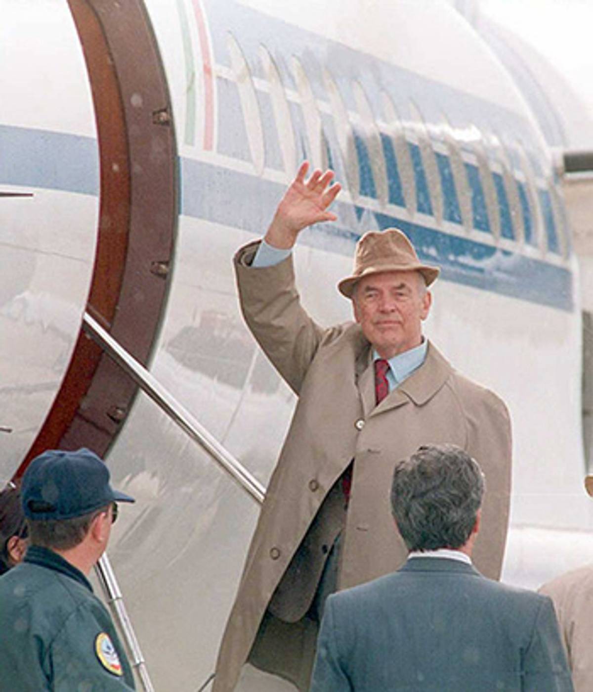Priebke waves goodbye as he is extradited to Italy on Nov. 20, 1995, at the Bariloche Airport. (Daniel Luna/AFP/Getty Images)