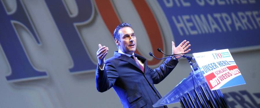 The leader of the Austrian populist Freedom Party (FPO), Heinz-Christian Strache gives a speech during a party meeting in 2011.((HANS KLAUS TECHT/AFP/Getty Images))