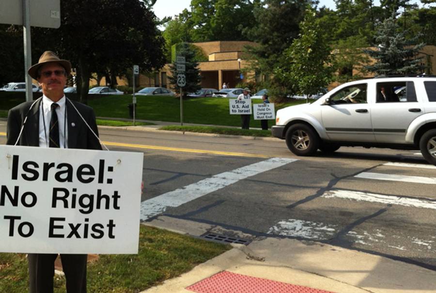 Henry Herskovitz protests outside Temple Beth Israel in Ann Arbor, Mich.(Photo by the author)