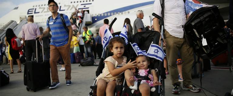 North American Jews making aliyah arrive at Ben Gurion International airport, August 12, 2014. 