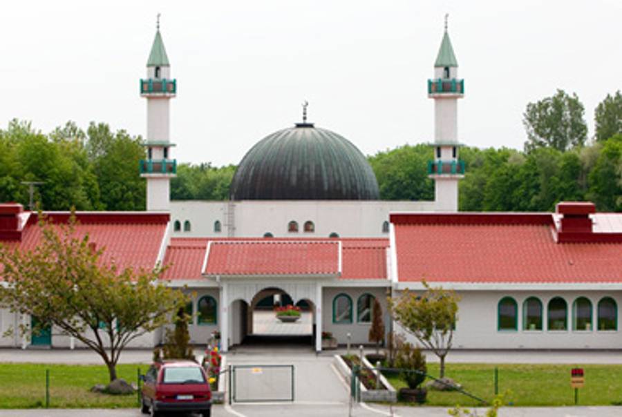A mosque in Malmo, Sweden.(Forward)