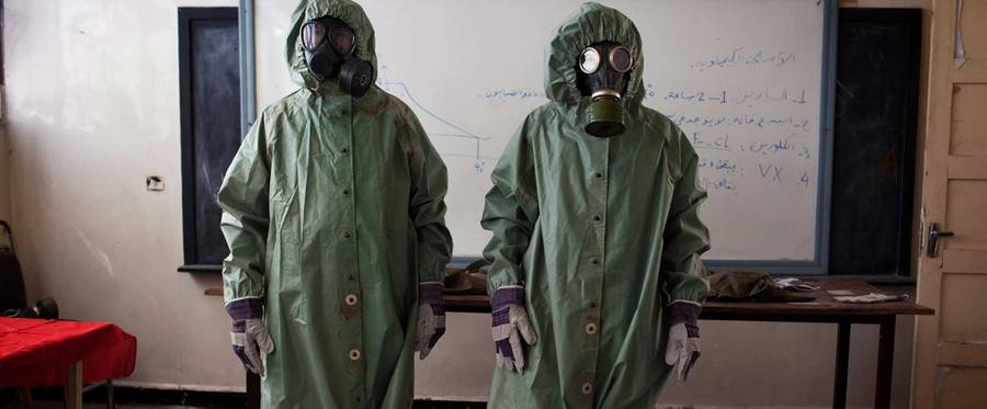 Volunteers wear protective gear during a class of how to respond to a chemical attack, in the northern Syrian city of Aleppo on September 15, 2013.