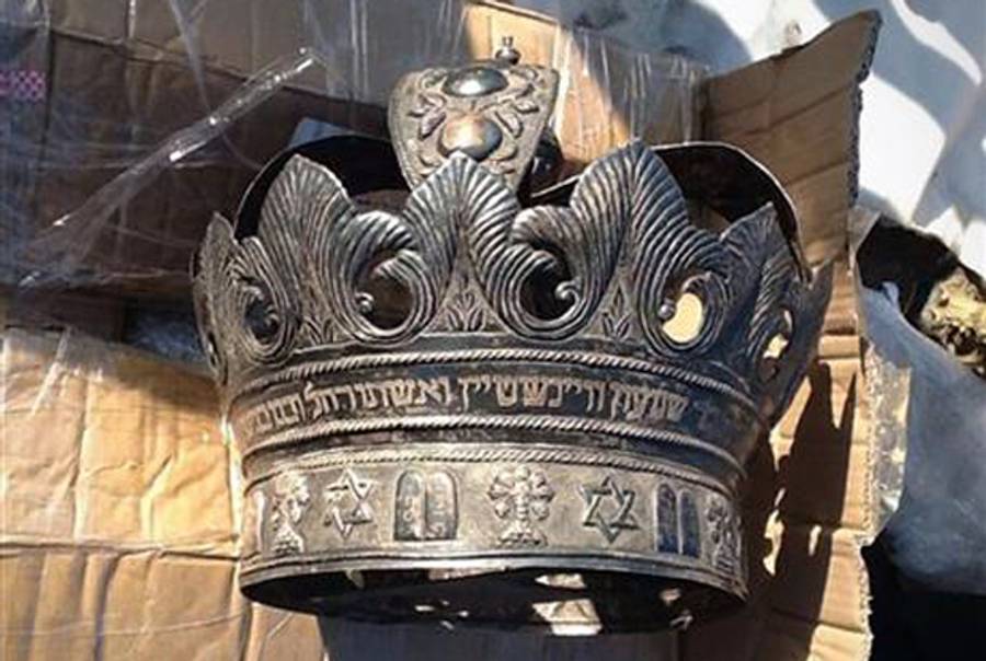 A crown from a cache of Jewish religious artifacts seized by officials in Damietta, Egypt on Friday, April 18, 2014, after a smuggling attempt. (AP Photo/Egypt Ministry of Antiquities)