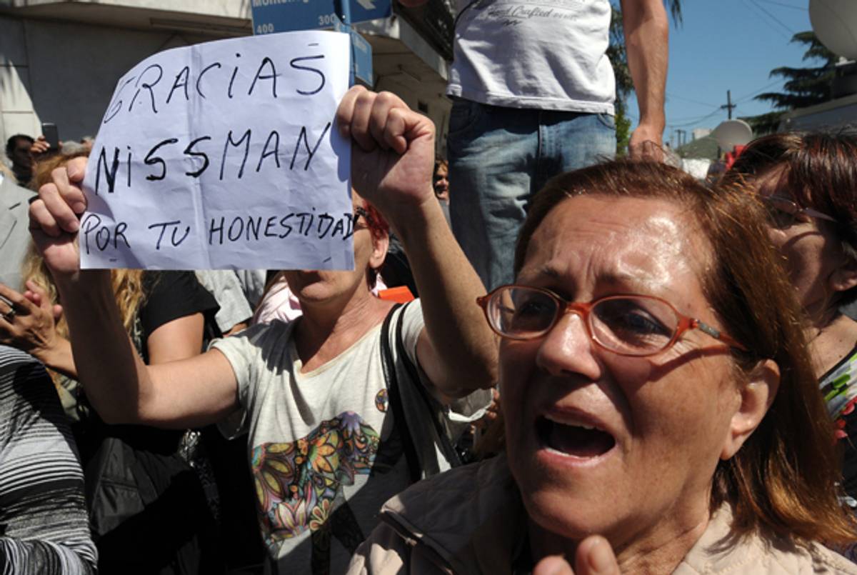 A woman holds a sign reading 'Thank you Nisman for your honesty' at the funeral of Argentine prosecutor Alberto Nisman at La Tablada Israelite cemetery in Buenos Aires, on January 29, 2015.(STR/AFP/Getty Images)