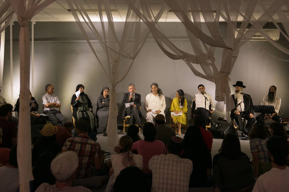 Clergy and musicians discuss their ideas of “oneness” at opening prayers for Amen. (Michal Fattal)