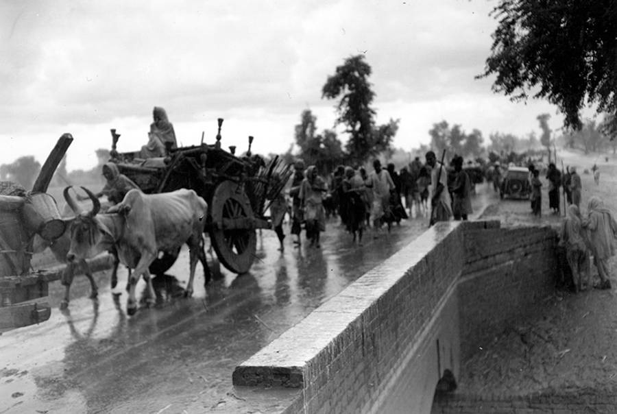 Muslims flee India on foot and with carts in Lahore on Aug. 27, 1947. (AP)