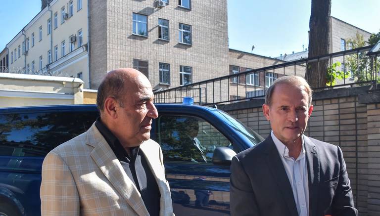 Ukrainian Rada deputies and leaders of the Opposition Platform-For Life party Vadim Rabinovich, at left, and Viktor Medvedchuk stand in front of the Russian Lefortovo prison in Moscow on Aug. 30, 2019